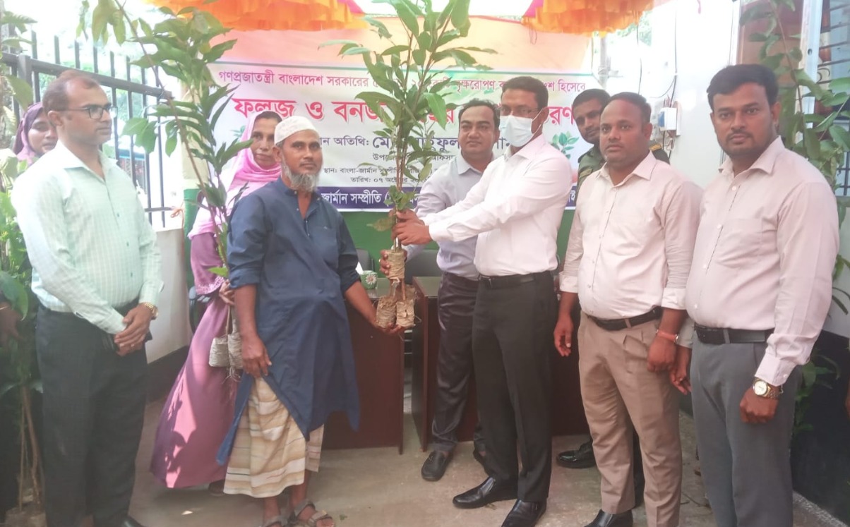 মধুপুরে বিজিএস এর ১৫০ সদস্যের মাঝে ফলজ ও বনজ গাছের চারা বিতরণ